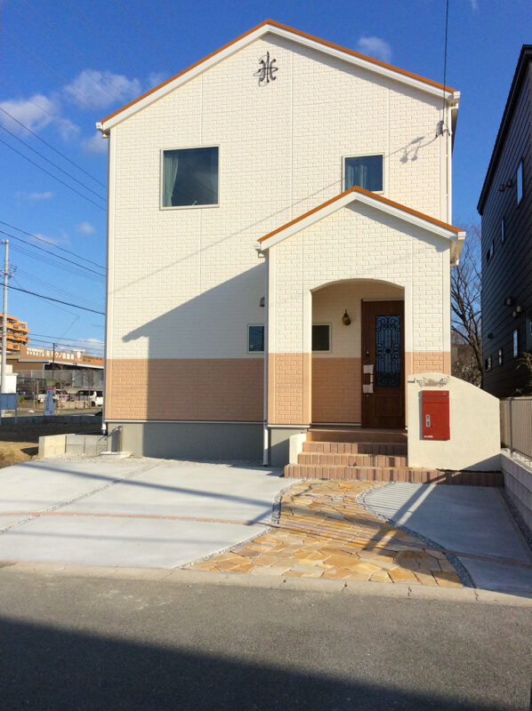 洋風の家に合う門壁と乱形石張りのアプローチ　新築外構一式　浜松市東区　S様邸